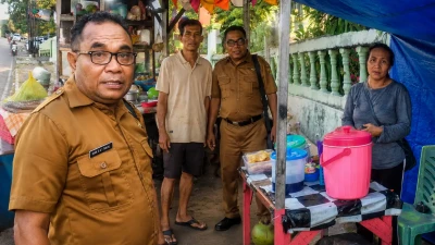 Sambangi Pedagang UMKM, Plt. Lurah Fontein Gaungkan Gerakan Kebersihan 9 bea24dcf-91ab-441b-8009-ffc7f2e80a3d