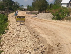 CV Hutama Mitra Nusantara Kerjakan Proyek Jalan Akses Desa Raknamo Senilai Rp11,2 Miliar